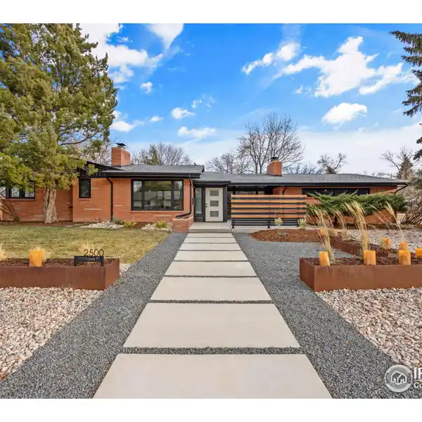SOPHISTICATED MID-CENTURY LIVING