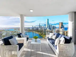 Exceptional Sub-Penthouse in the Pinnacle Building