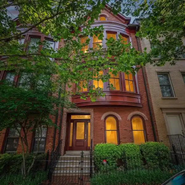 IMMACULATE PARK POTOMAC BROWNSTONE