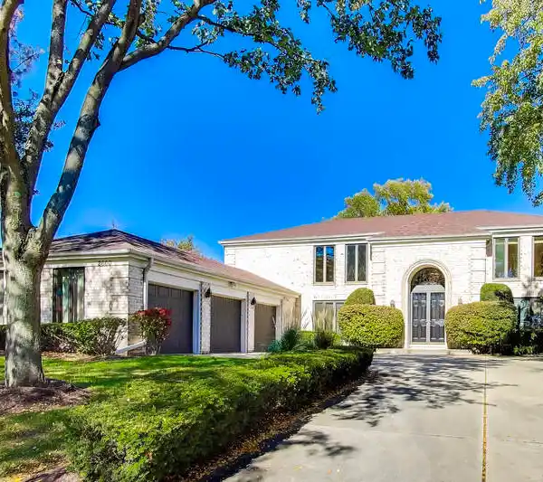TIMELESS NORTHBROOK HOME WITH FINISHED BASEMENT & WET BAR