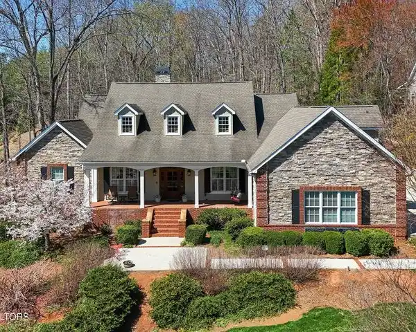 ELEGANT HOME IN SOUGHT-AFTER LAKEFRONT COMMUNITY
