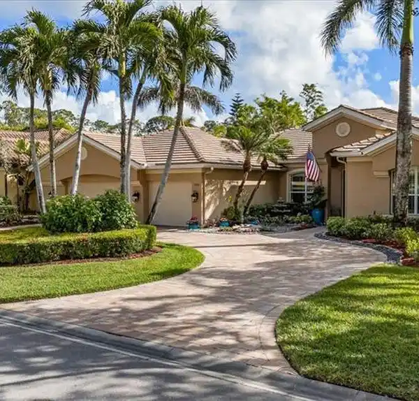 BEAUTIFUL SINGLE-FAMILY HOME IN SOUGHT-AFTER WILSHIRE LAKES
