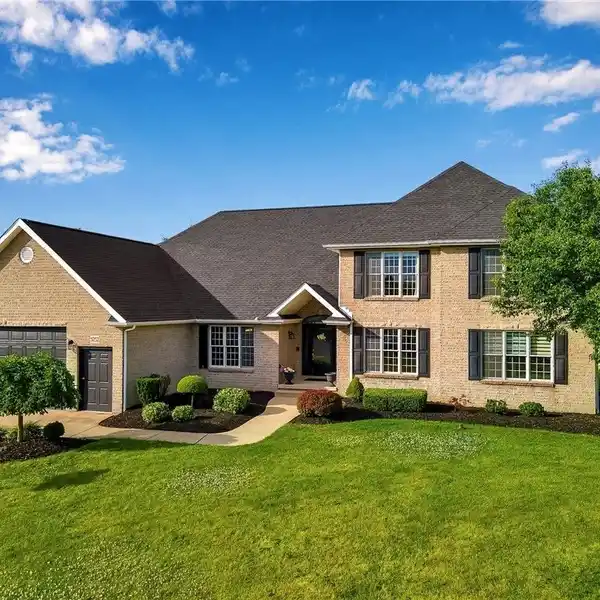 A BEAUTY IN SOUGHT-AFTER LOCH LEA ESTATES