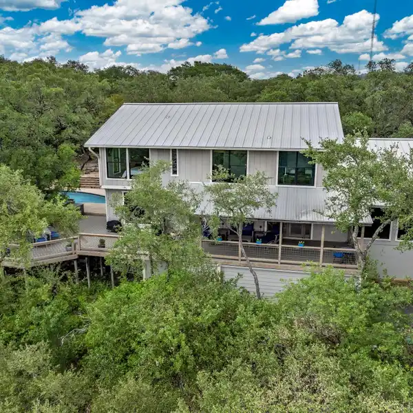 SPACIOUS CLASSIC HOME WITH WORKSHOP GARAGE