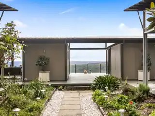 Pavilion-style Retreat with Breathtaking Views