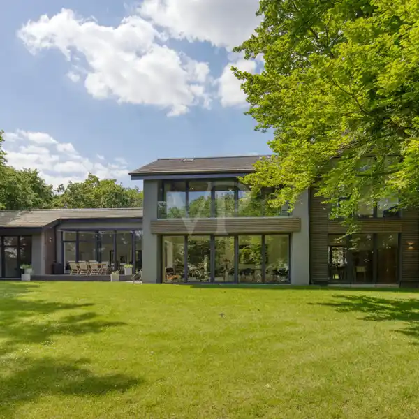 UNIQUE PROPERTY ON A STUNNINGLY BEAUTIFUL PARK