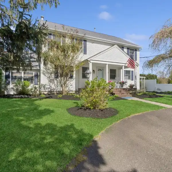 COASTAL CHARM AND MODERN COMFORT IN SEA GIRT ESTATES