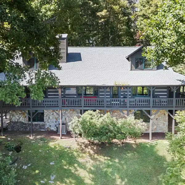 MODERN LOG HOME WITH MOUNTAIN VIEWS