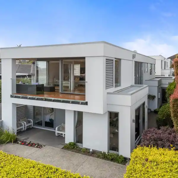 MODERN LUXURY LOW-MAINTENANCE LIVING