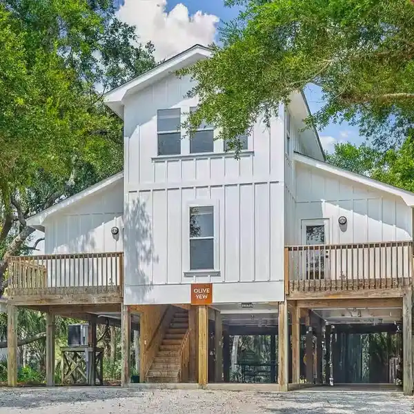 TURNKEY ISLAND RETREAT NEAR BEACHES AND MARINA