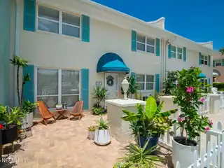 Beautiful and Totally Renovated Condo Steps to the Ocean