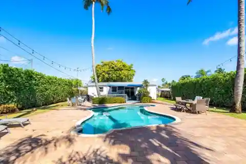Lovely Home with Pool in Lantana Cove