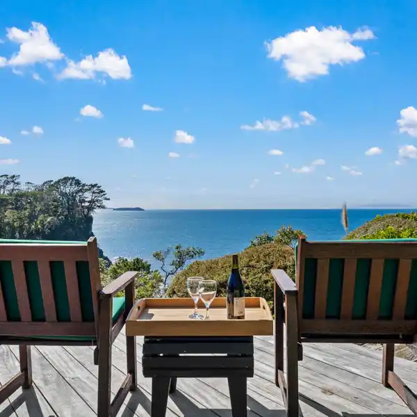 WATERFRONT LIFESTYLE ON HIBISCUS COAST HIGHWAY