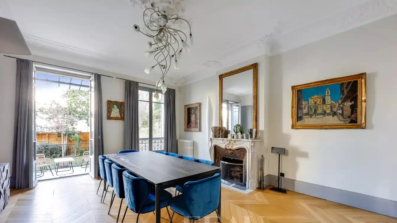 Bright and Beautiful Five Bedroom Luxury Home