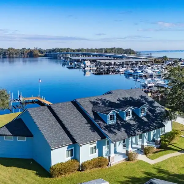 BEAUTIFUL WATERFRONT POOL HOME ON DOCTORS LAKE