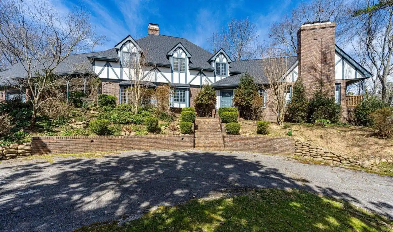 Incomparable Private Estate Property