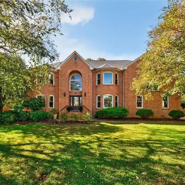 GRACEFUL GOLFSIDE LIVING IN A GRAND ESTATE