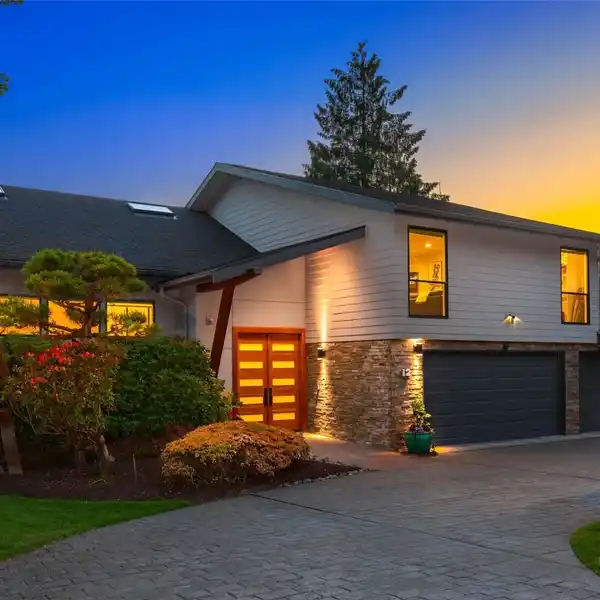 EXTRAORDINARY WATERFRONT HOME IN NEWPORT SHORES