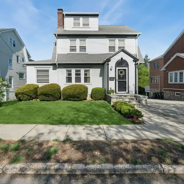 CHIC MOVE-IN READY COLONIAL