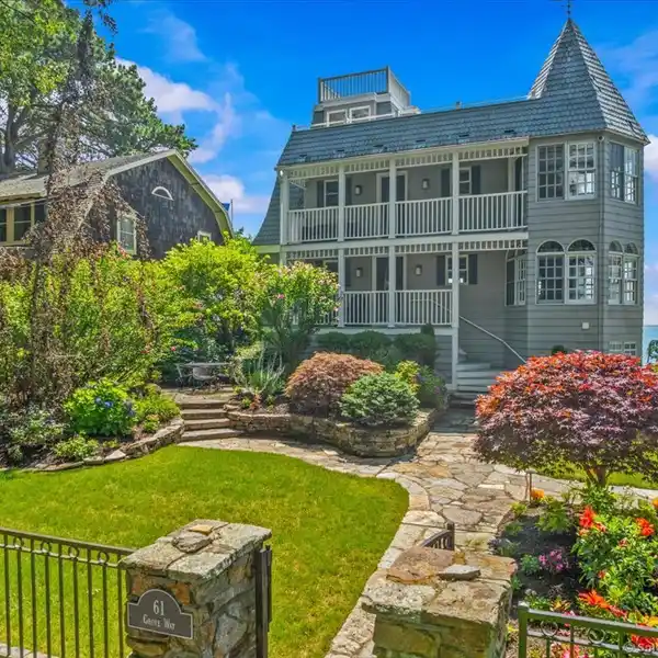 SPECTACULAR WATERFRONT ESTATEW WITH UNPARALLELED VIEWS