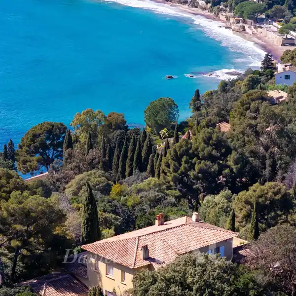 ELEGANT PROPERTY IN A LEAFY SETTING
