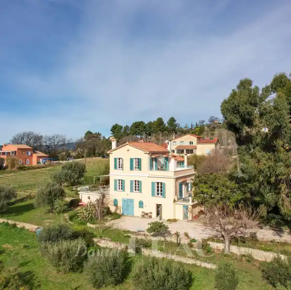 TERRACED PROPERTY AT THE FOOT OF HISTORIC LE CASTELLET