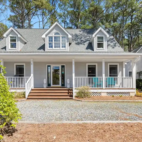 SERENE COASTAL RETREAT NEAR PRIVATE BEACH ACCESS