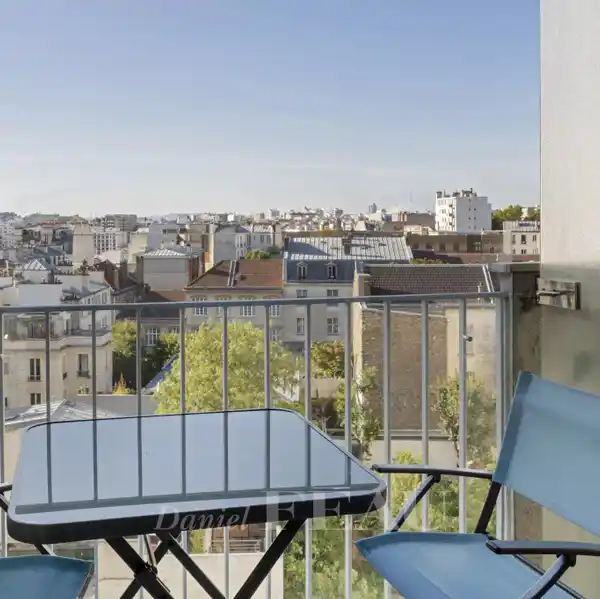 STYLISH EIGHTH-FLOOR HOME IN VIBRANT LOCATION