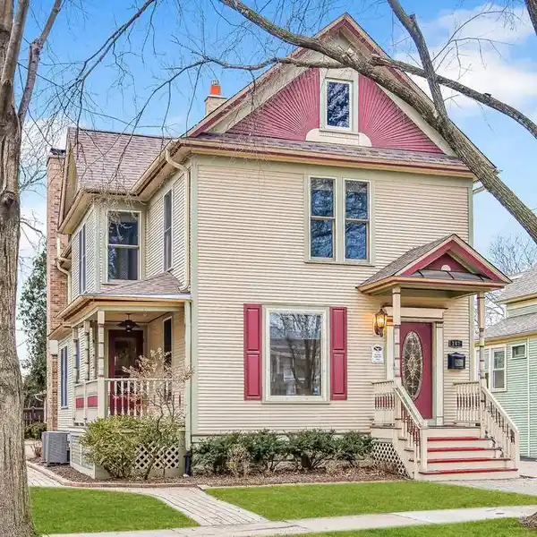FANTASTIC HOME IN THE HEART OF DOWNTOWN NAPERVILLE