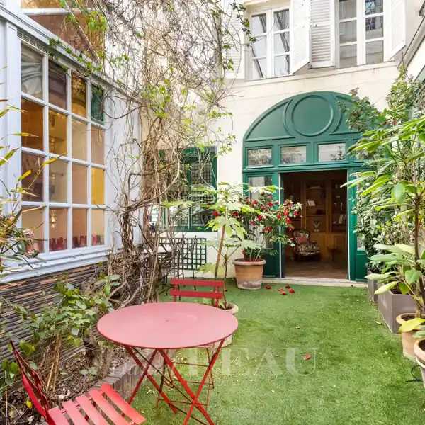 HOUSE-LIKE APARTMENT IN A BEAUTIFUL BUILDING