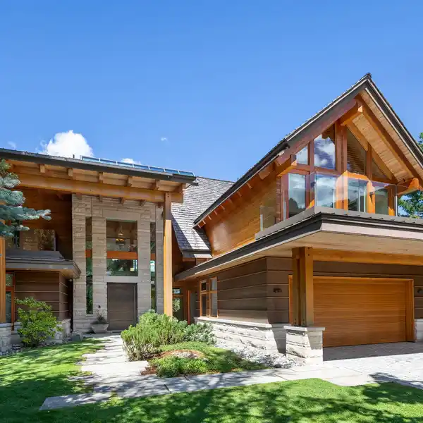 EXPANSIVE AND SOPHISTICATED RESIDENCE
