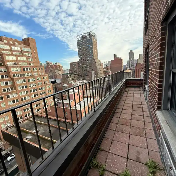 SWEEPING BALCONY VIEWS, LOW MONTHLIES