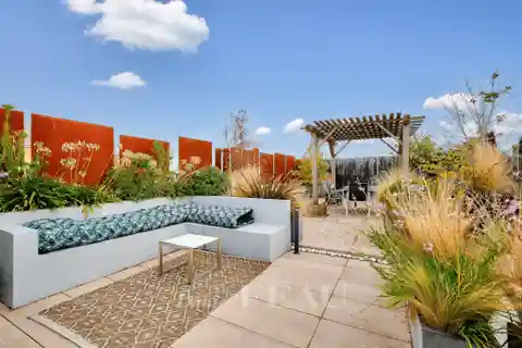 Sunlit Apartment with Iconic Rooftop Views