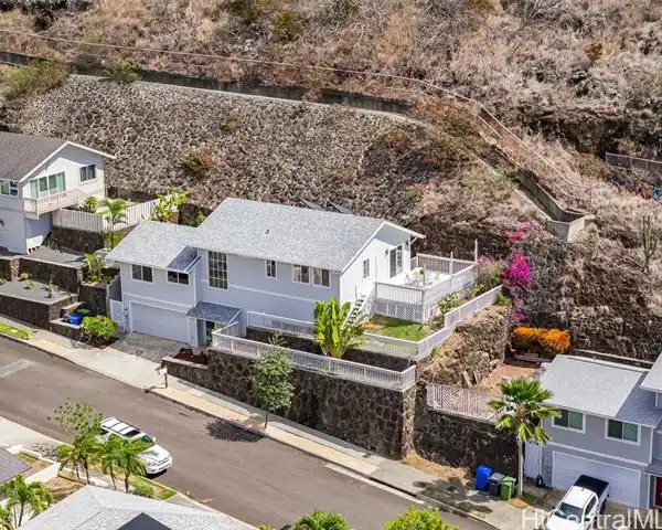 CHARMING WELL-MAINTAINED HOME WITH VOLCANIC VIEWS