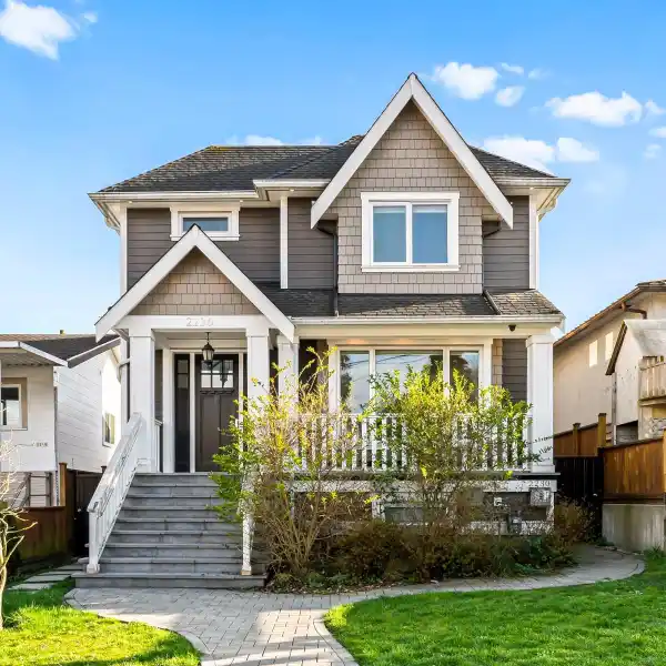 ELEGANT CUSTOM HOME IN PRIME LOCATION