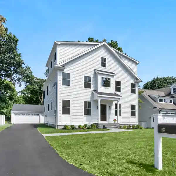 HIGH-END NEW CONSTRUCTION IN THE UNIVERSITY AREA