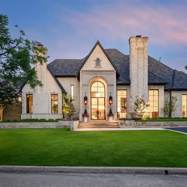 DESIGN-FORWARD ESTATE IN LOS ARBOLES