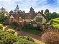 A BEAUTIFUL AND IMPRESSIVE MANOR HOUSE WITH GREAT PRESENCE