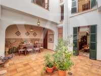BEAUTIFUL MANOR HOUSE IN THE CENTER OF SóLLER