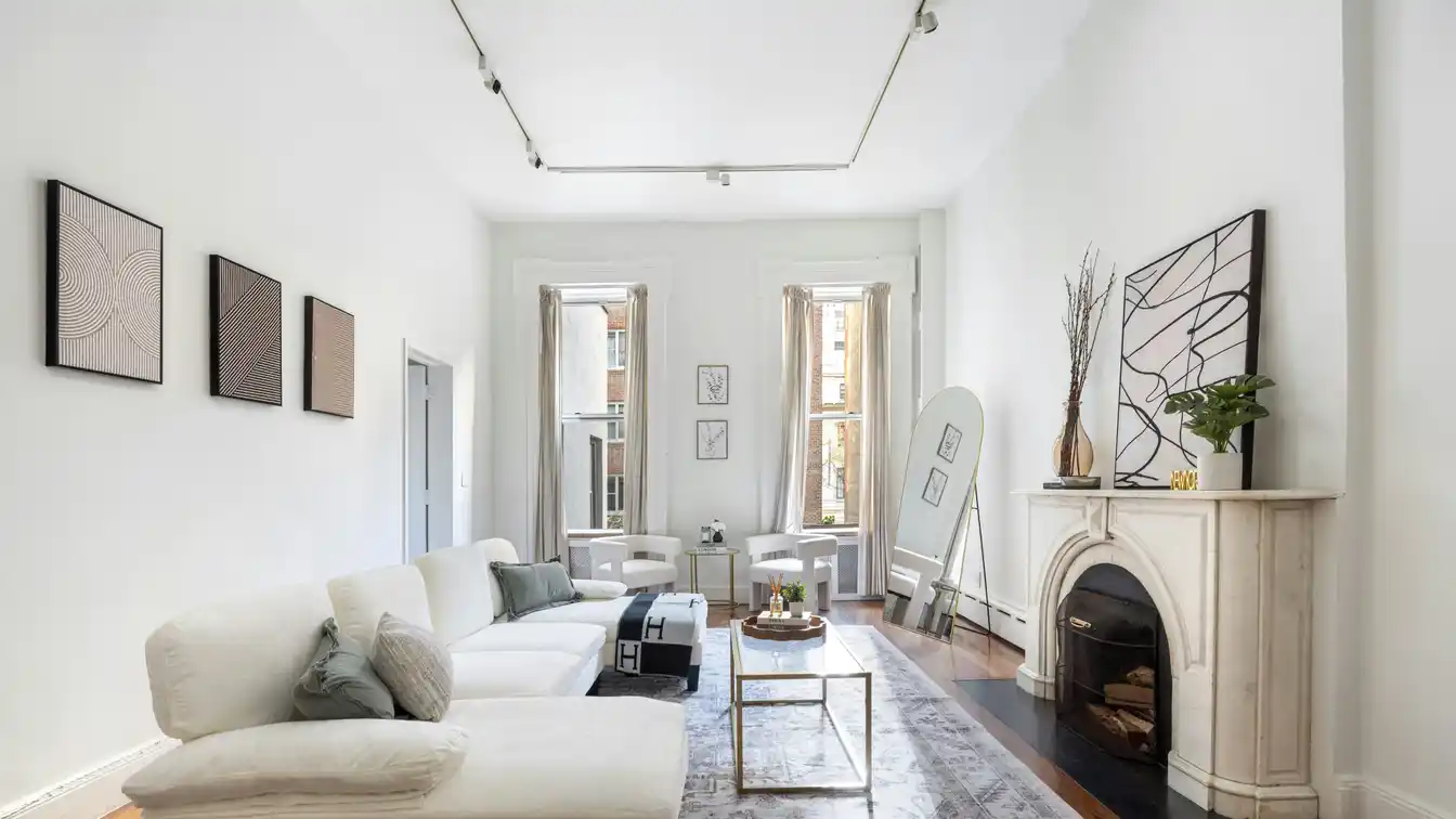 Exceptional Apartment in an Elevatored 1858 Townhouse