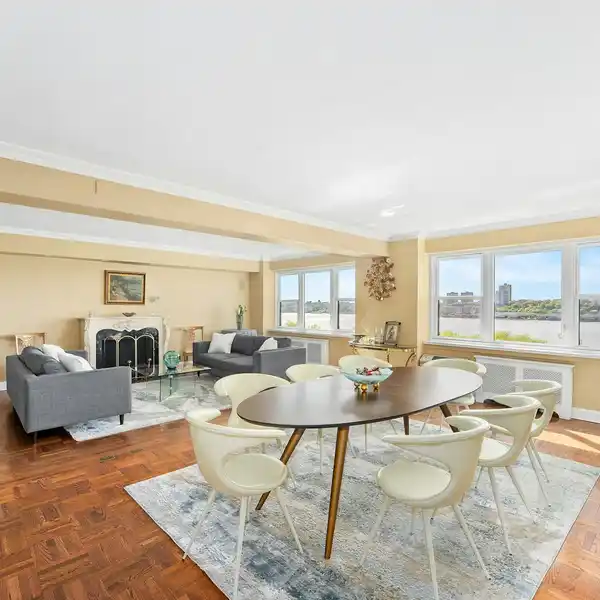 TREMENDOUS TEN FACING THE RIVER