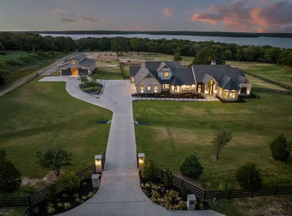 Understated Elegance on 8.4 Pastoral Acres