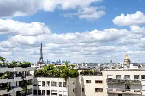 Light-Filled Apartment with Landmark Views