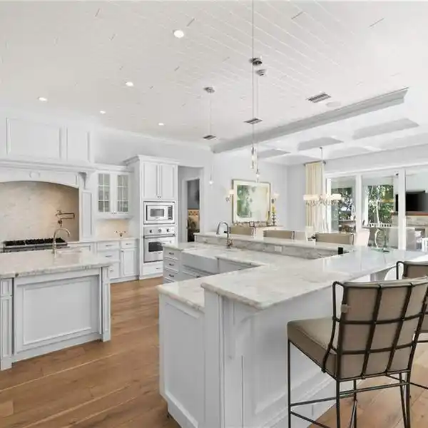 EXQUISITE RESIDENCE ON A TRANQUIL STREET IN THE MOORINGS