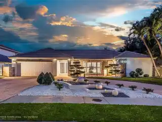 Chic Deepwater Estate in a Desirable Waterfront Setting