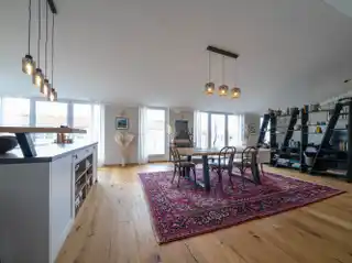 Large Like-New Penthouse