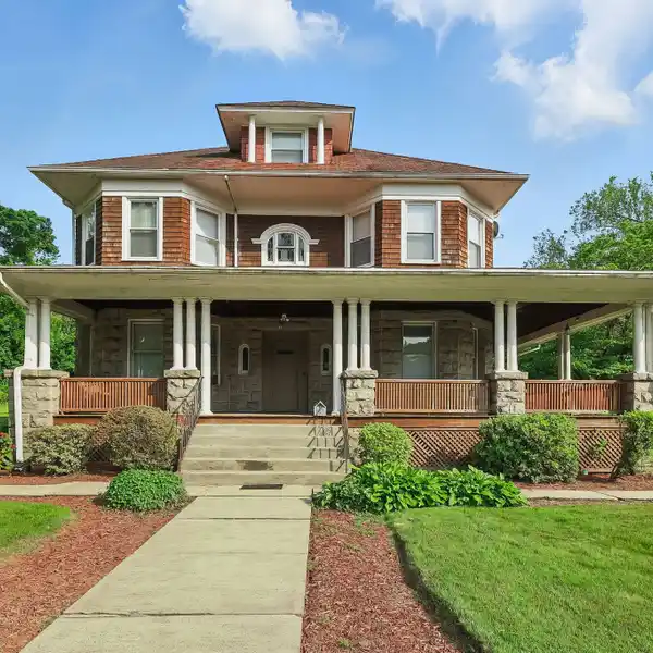 BEAUTIFULLY PRESERVED PRAIRIE VICTORIAN HOME