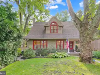 Fred Fishback-Designed Residence Combining Classic and Contemporary