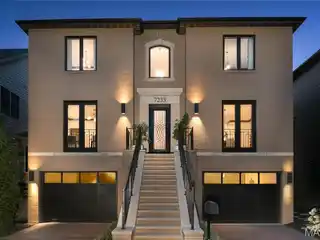 Metropolitan Elegance in a Vibrant Setting