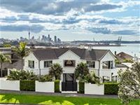GLAMOUROUS FAMILY HAVEN WITH SWEEPING AUCKLAND HARBOR VIEWS